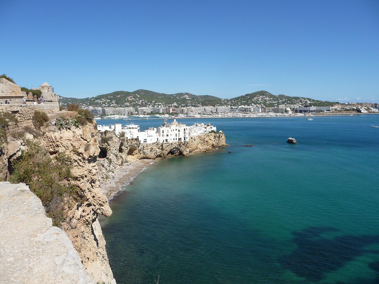 Map of Ibiza showing major roads and beaches