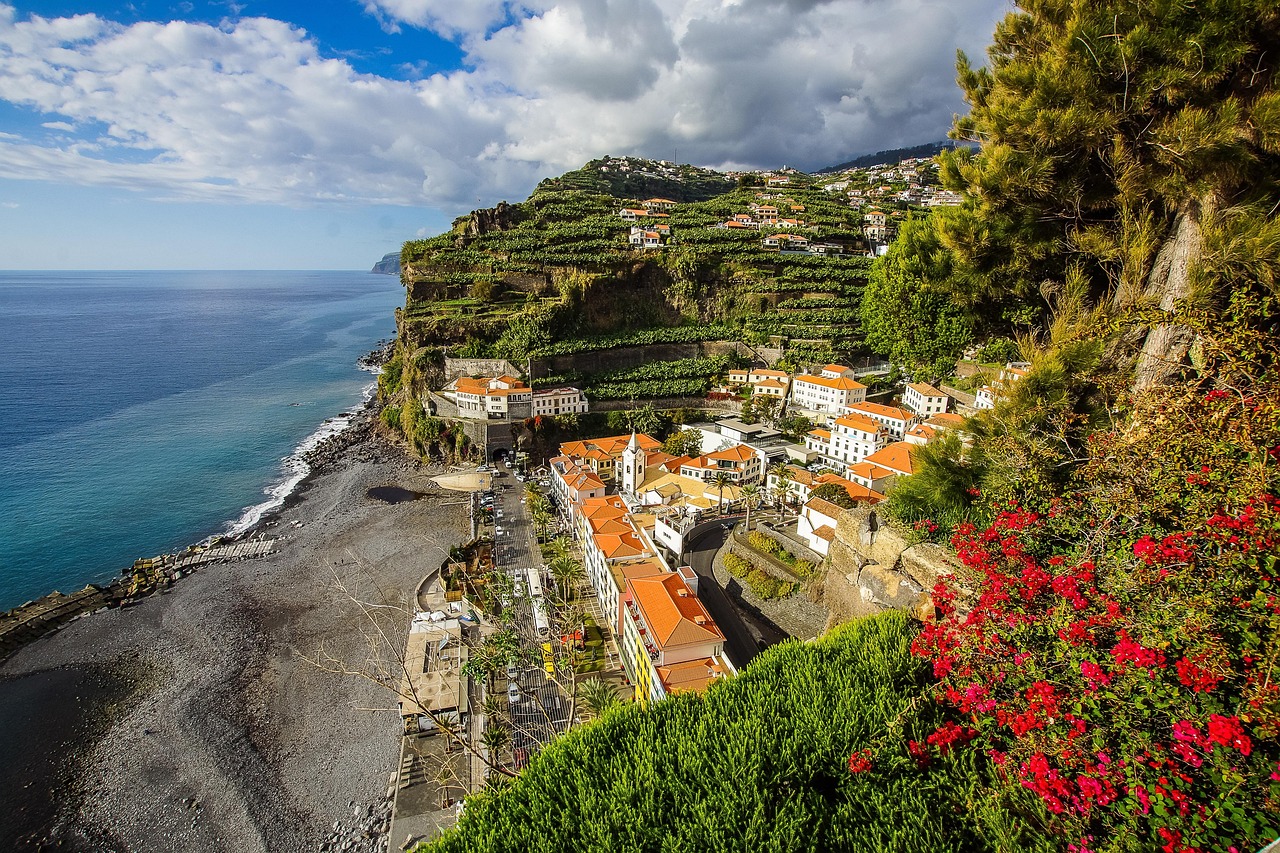 Green coastal cliffs along the Ponta do Pico trail