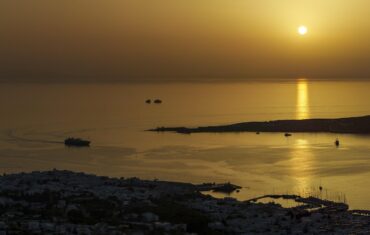 Things to do in Paros: Sunset view over the island's horizon