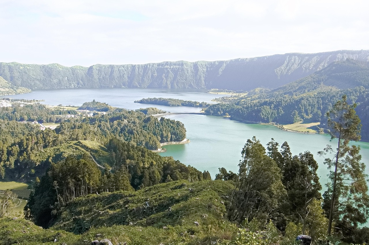 Panoramic view of the twin lakes in Sete Cidades for things to do in São Miguel